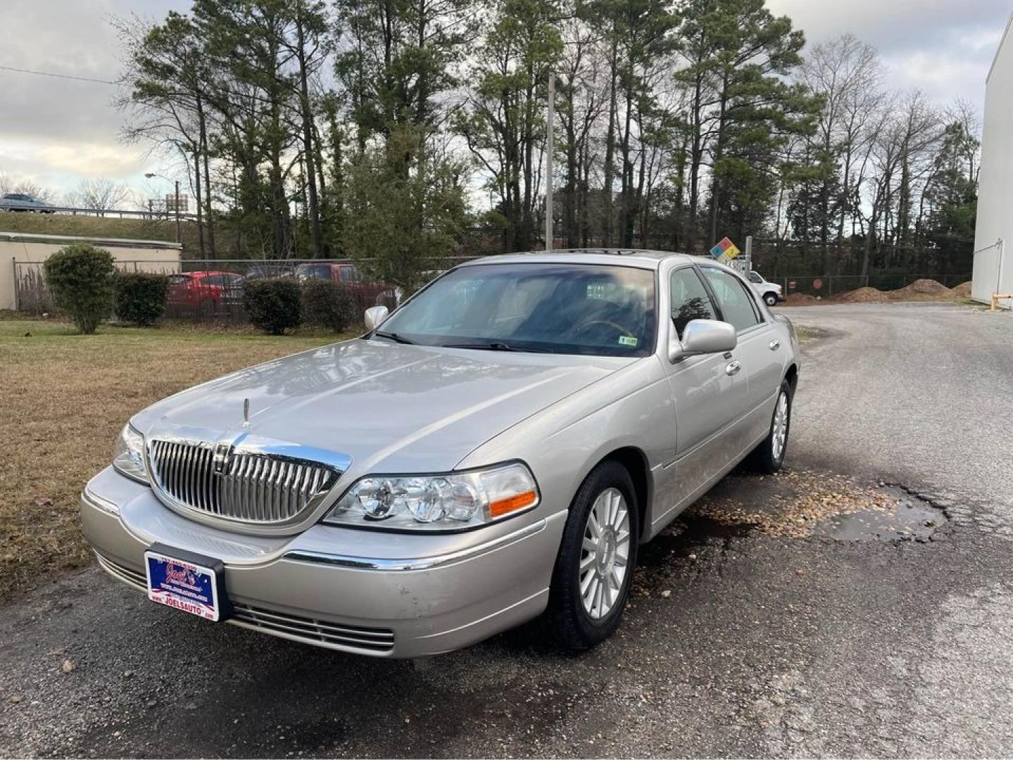 2004 Silver /Black Lincoln Town Car Ultimate (1LNHM83W84Y) with an 4.6 V8 engine, Automatic transmission, located at 5700 Curlew Drive, Norfolk, VA, 23502, (757) 455-6330, 36.841885, -76.209412 - Photo#1